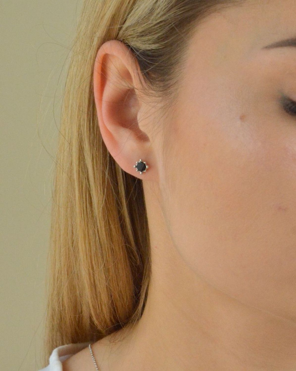 Kolczyki srebrne rodowane Essme z onyksem DZK427 ONX R.  Kolczyki srebrne rodowane. Kolczyki srebrne. Kolczyki srebrne z onyksem. Kolczyki srebrne idealne na prezent. Kolczyki sr.jpg